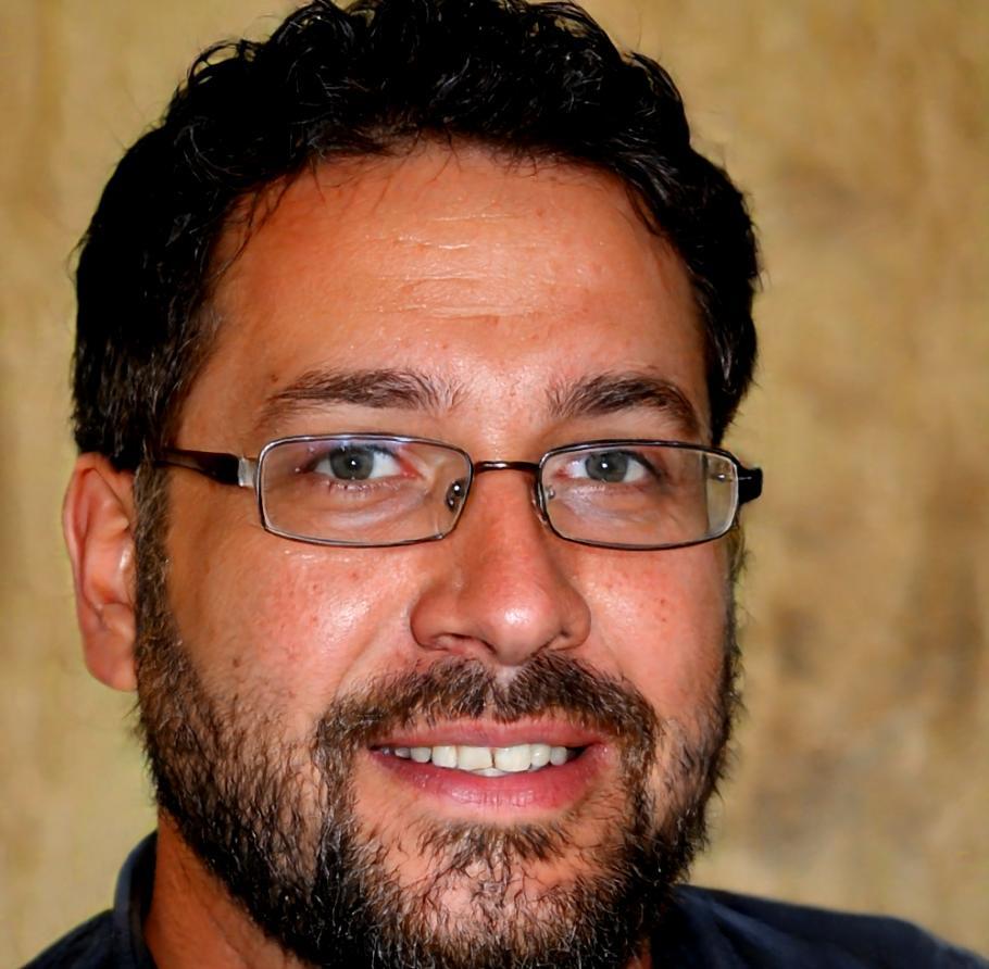 Ritratto professionale dell'istruttore di fotografia notturna Marco Benedetti