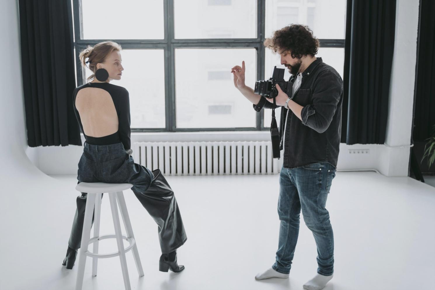 Gruppo di fotografi durante una sessione notturna con attrezzature e treppiedi